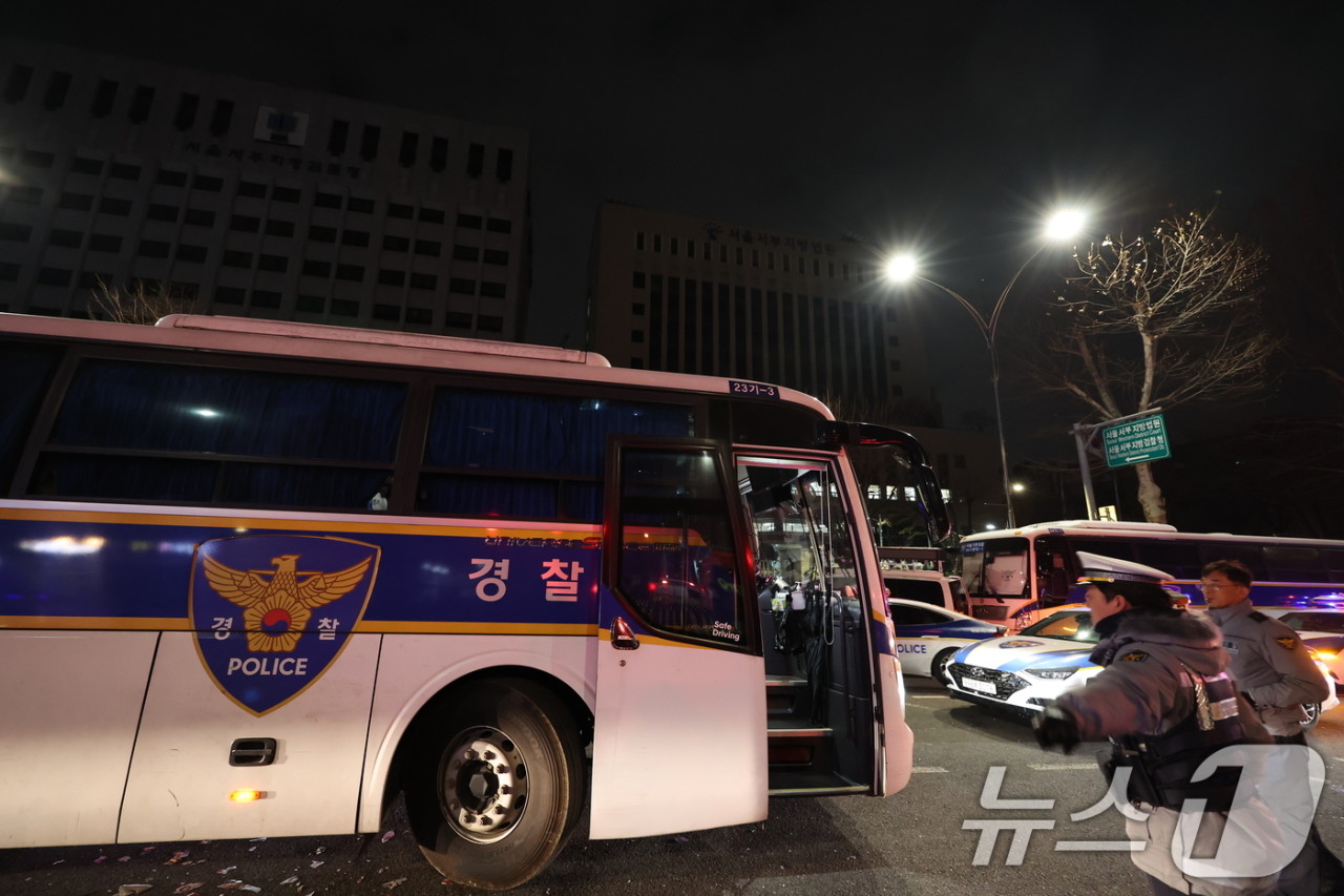 서부지법 난동 사태, 가담자 변호인단 경찰 부실 대응 책임론 주장