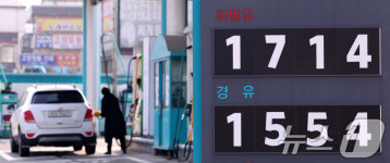 고환율·고유가에…주유소 휘발유값 리터당 1700원 뚫었다