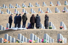 설 앞두고 미리 성묘