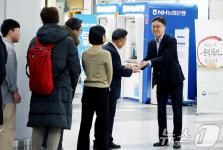 직원들에게 간식 나눠주는 연원정 인사혁신처장