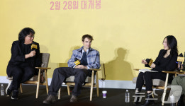 봉준호 감독, 오늘도 통역사 최성재와 함께