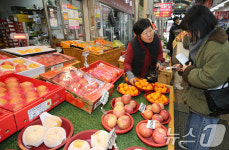 설 앞두고 전통시장 장보는 시민