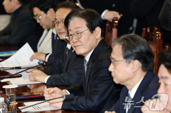 조용병 은행연합회장 발언 듣는 이재명 대표