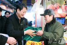 전통시장서 물품 구매하는 안덕근 장관