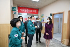 설 연휴 의료공백 없도록 이병선 속초시장 응급의료기관 점검