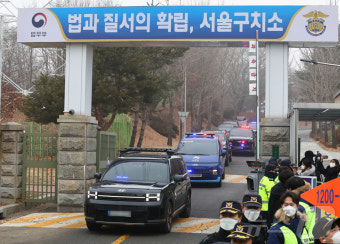 윤 대통령 호송차량, 구치소 출발