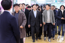 테크노마트 휴대전화 집단상가 찾은 유상임 장관