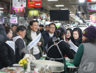 김진태 강원지사, 홍천 중앙시장 찾아 상인들과 소통