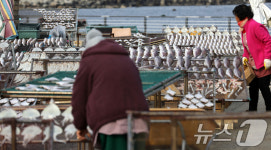 제수용 생선 건조하는 어민들