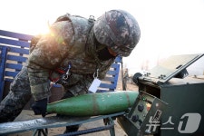모의탄약 적재하는 육군 5797부대 장병