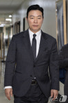 청문회장으로 향하는 김성훈 차장