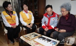 김철수 적십자사 회장, 미상봉 이산가족 어르신 위로