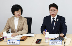 민생경제회복단 현장간담회서 발언하는 이재관 의원