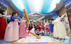 설 앞두고 윷놀이 체험