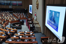 민형배 의원 질의 듣는 이호영 직무대행