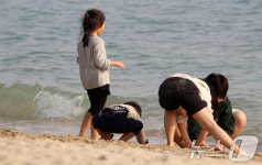 포근한 날씨에 모래놀이