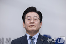 지지율 급락 이재명, 악재 한꺼번에…선거법 2심 '결정타'(종합)