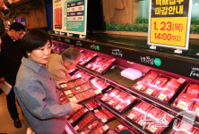 축산물 가격 동향 점검하는 송미령 장관