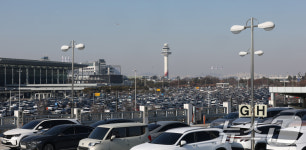 주차된 차들로 가득한 김포공항 주차장