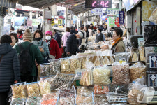 설 연휴 앞두고 붐비는 대구 서문시장