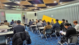 기업 설명하고 있는 이주성 포에버마이펫 대표