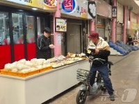 떡 뽑고 전 부치는  상인들…설 연휴 활기찾은 전통시장