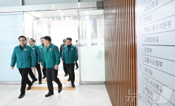 최상목 권한대행, 설 연휴 맞아 한국도로공사 교통센터 방문