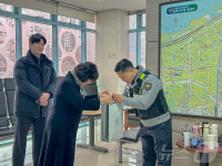 위문품 전달하는 강정애 장관