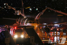 김해공항 항공기 화재, 176명 대피 완료
