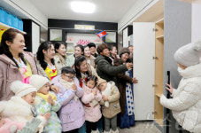 北 어랑군 주민들, 새로 건설된 지방공업공장 둘러봐