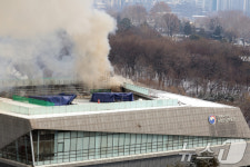 [뉴스1 PICK]국립한글박물관 화재 4시간만에 초진…인명·유물 피해 없어