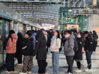 스마트폰도 집어넣었어요…추위에 발 구르는 인천시민들
