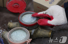 동파된 수도계량기 쌓여있는 수원시상수도사업소