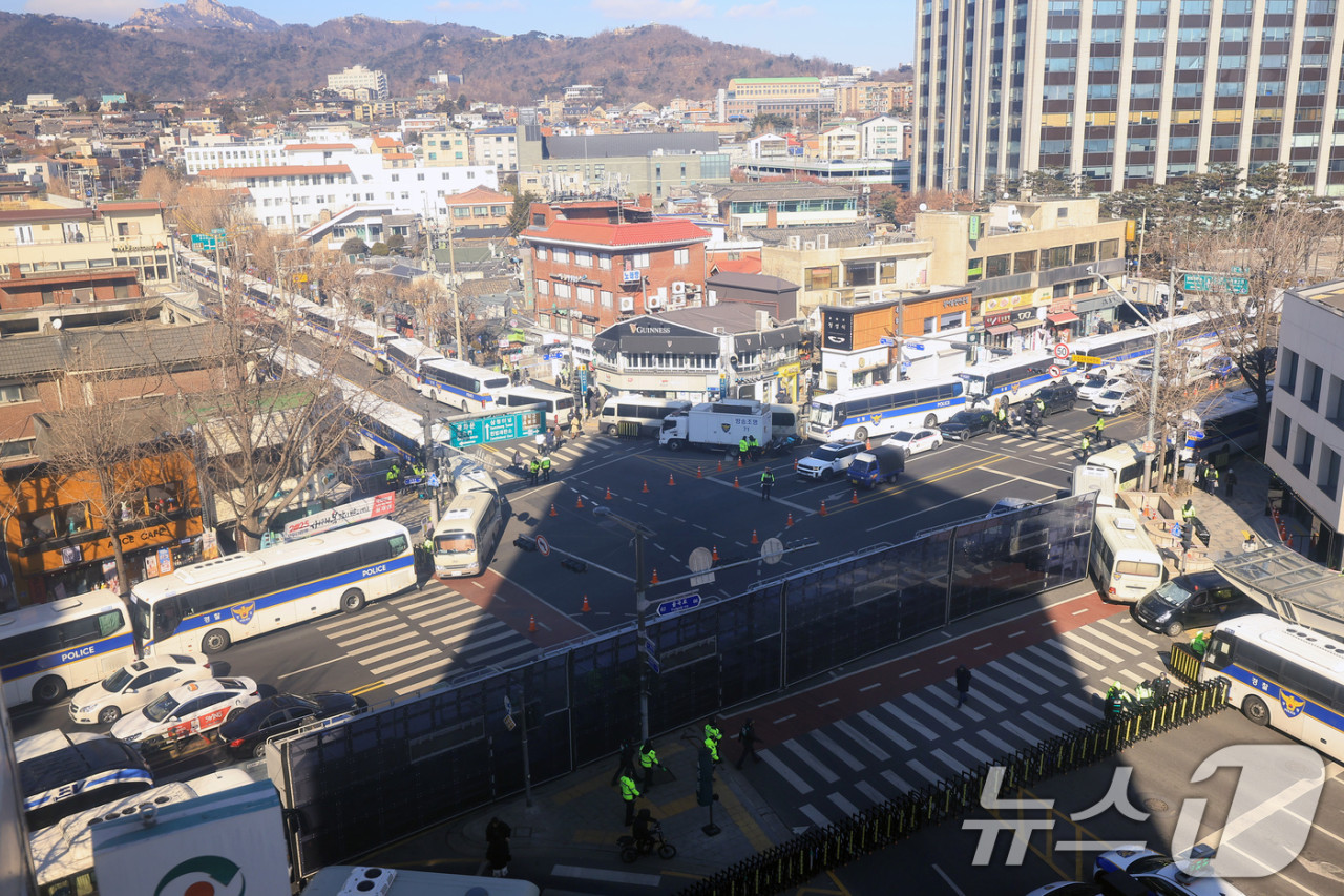 윤석열 전 대통령 탄핵 심판, 헌재 앞 경계 강화…긴장 상승