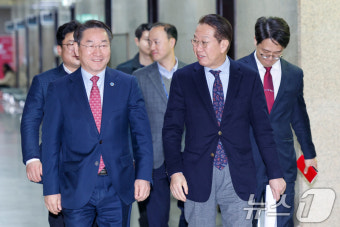 유정복 시장과 대화하는 권영세 비대위원장
