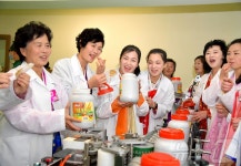 북한 동신군에 건설된 지방공장 참관하는 주민들