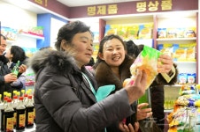 북한 동신군에도 지방공장 건설…생산품 살피는 주민들