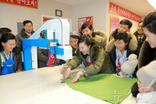 北 동신군 주민들, 새로 건설된 지방공장 둘러봐