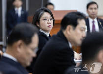 강선영 의원 바라보는 용혜인 의원