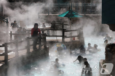 한파 속 온수풀