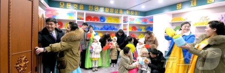 北 지방공업공장 제품 살펴보는 주민들