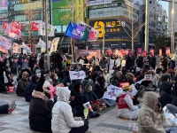 尹 탄핵 찬-반으로 갈라진 울산 도심…황교안·민경욱 연설
