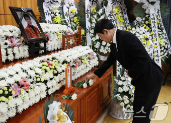 故송대관 영결식에서 헌화하는 설운도
