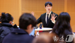 기자간담회하는 대니 구