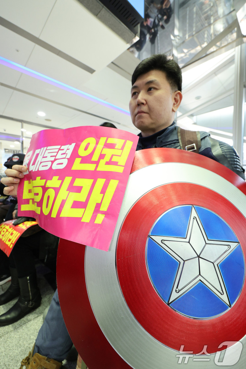 윤석열 지지자, 캡틴 아메리카 복장으로 난입 시도한 안 모씨 구속 판결