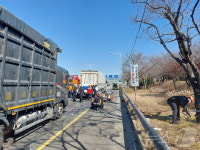 부산 사상구 강변대로서 3중 추돌 사고…1명 경상