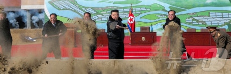 온실농장·남새과학연구기지 착공식서 첫삽 뜨는 북한 김정은