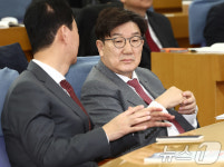 최은석 의원 얘기 듣는 권성동 원내대표