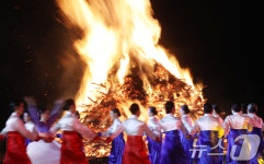 활활 타오르는 달집 앞에서 강강술래