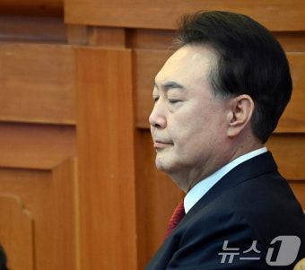 윤 대통령 '탄핵심판 8차 변론 시작을 기다리며'